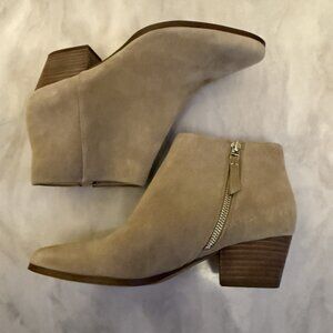 Banana Republic Tan Suede Ankle Zip Boots, Size 8.5. Stacked Heal.
